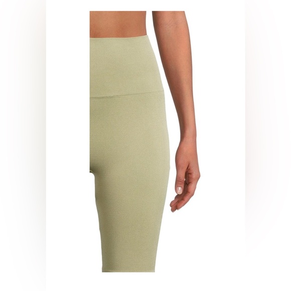 Warnaco's Seamless Shorties olive textured‎ high rise biker shorts size XS new - Picture 3 of 5